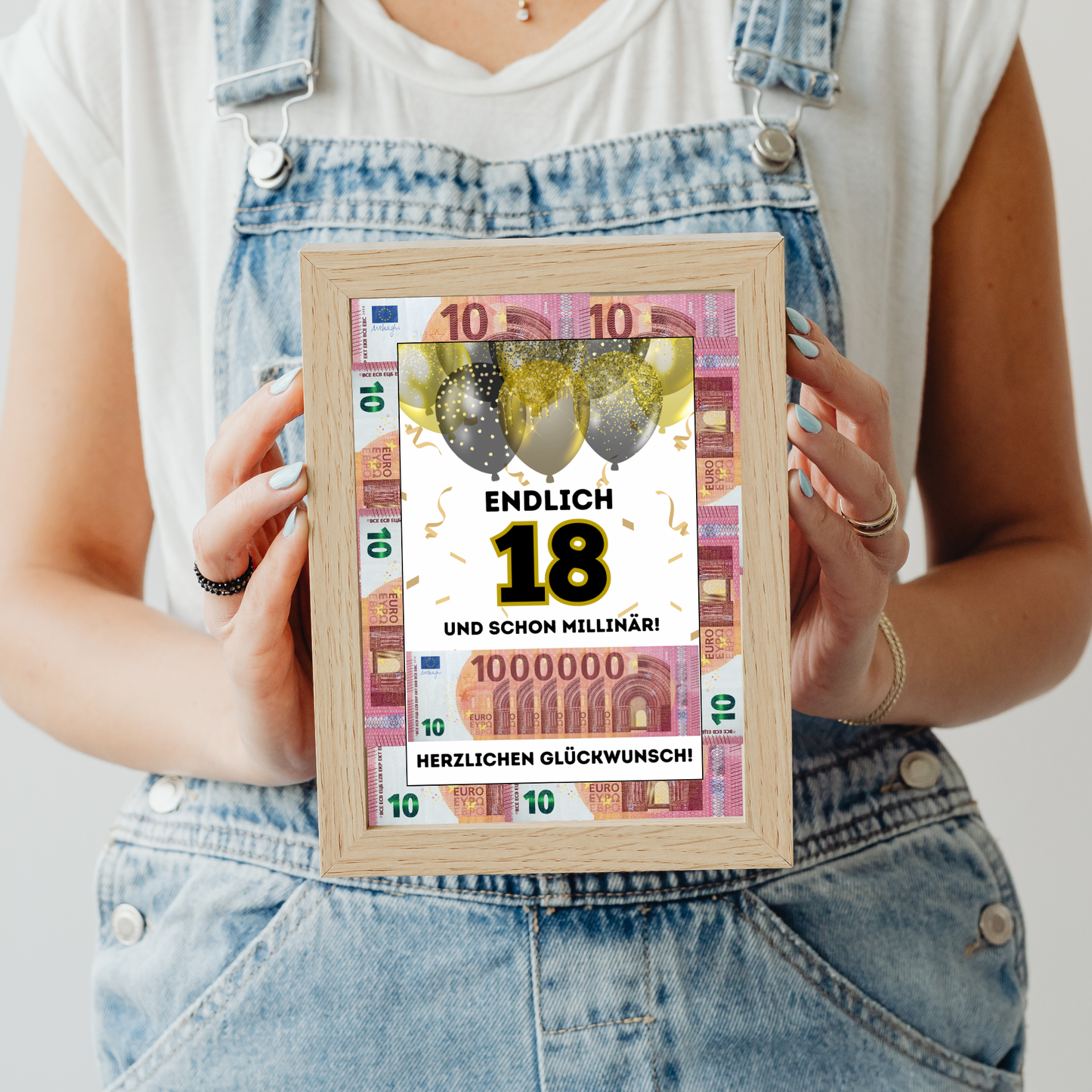 Geldgeschenk 18. Geburtstag in der Hand gehalten – kreative Geschenkidee mit Gold Luftballons Design