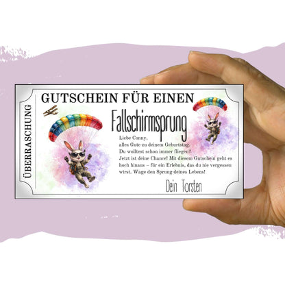 Witziger Fallschirmsprung Geschenkgutschein mit winkendem Mini-Hasen und Pastell-Aquarell