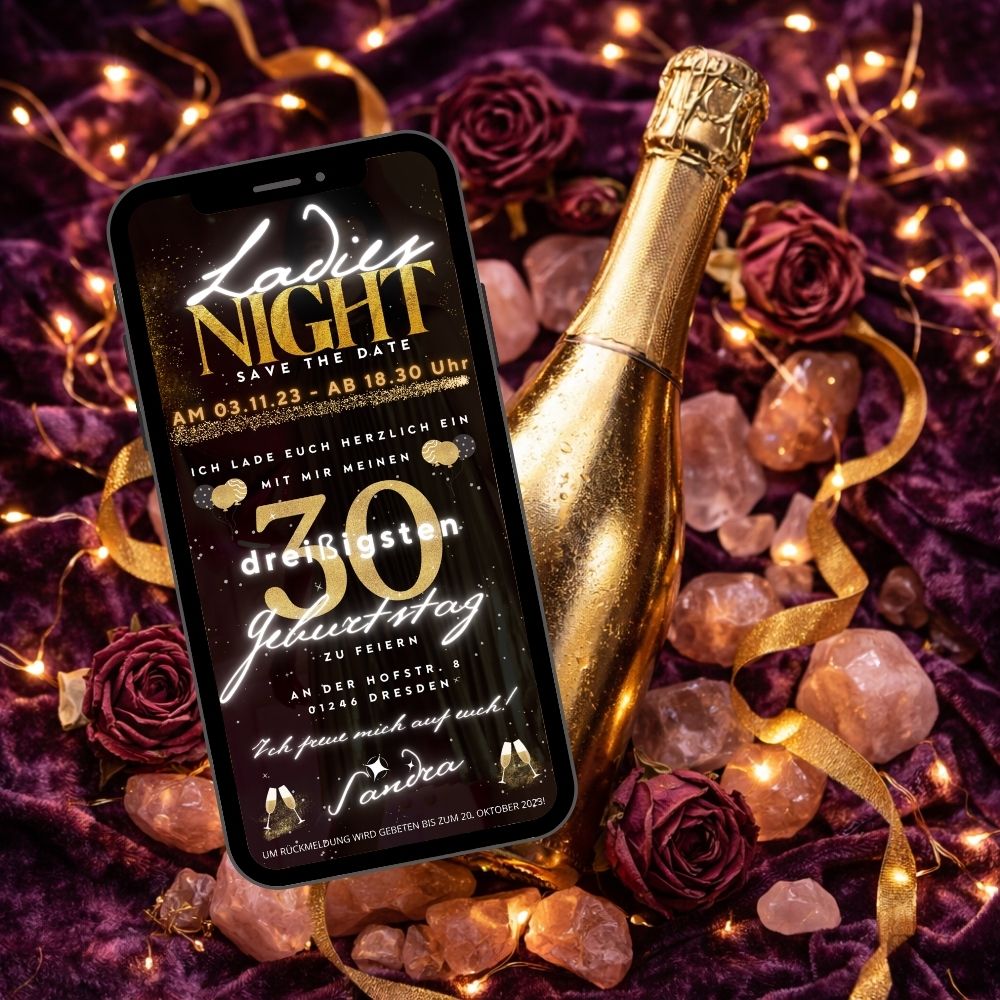 Goldene Prosecco-Flasche auf violettem Samt, umgeben von Rosenquarz, getrockneten Rosen und goldenen Bändern – exklusive Ladies Night Einladungsatmosphäre
