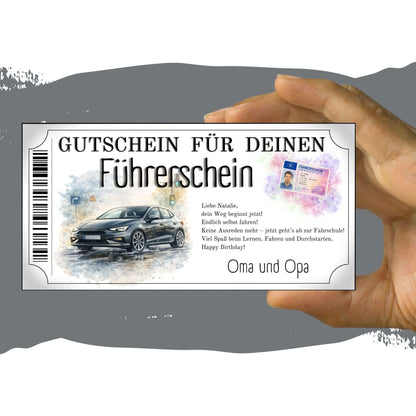 Führerschein Gutschein Durchstarten mit Warndreieck und Vorfahrtsschild im urbanen Setting
