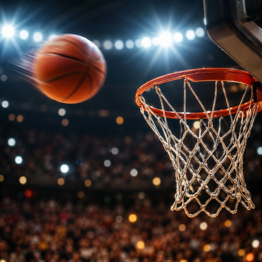 Dramatische Actionaufnahme eines Basketballs auf dem Weg zum Korb mit leuchtendem Hallenpublikum