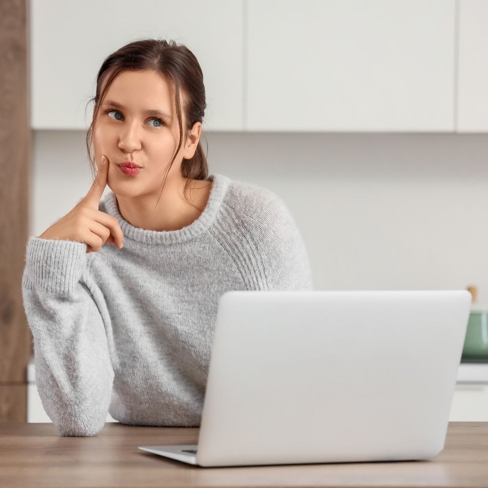 Kommunion Einladung mit Frau und Laptop