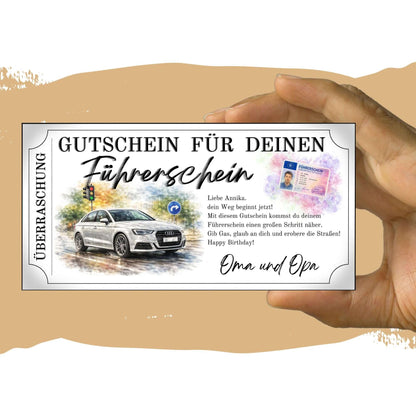 Führerschein Gutschein Auto-Motiv mit Kreisverkehrsschild und regennasser Straße