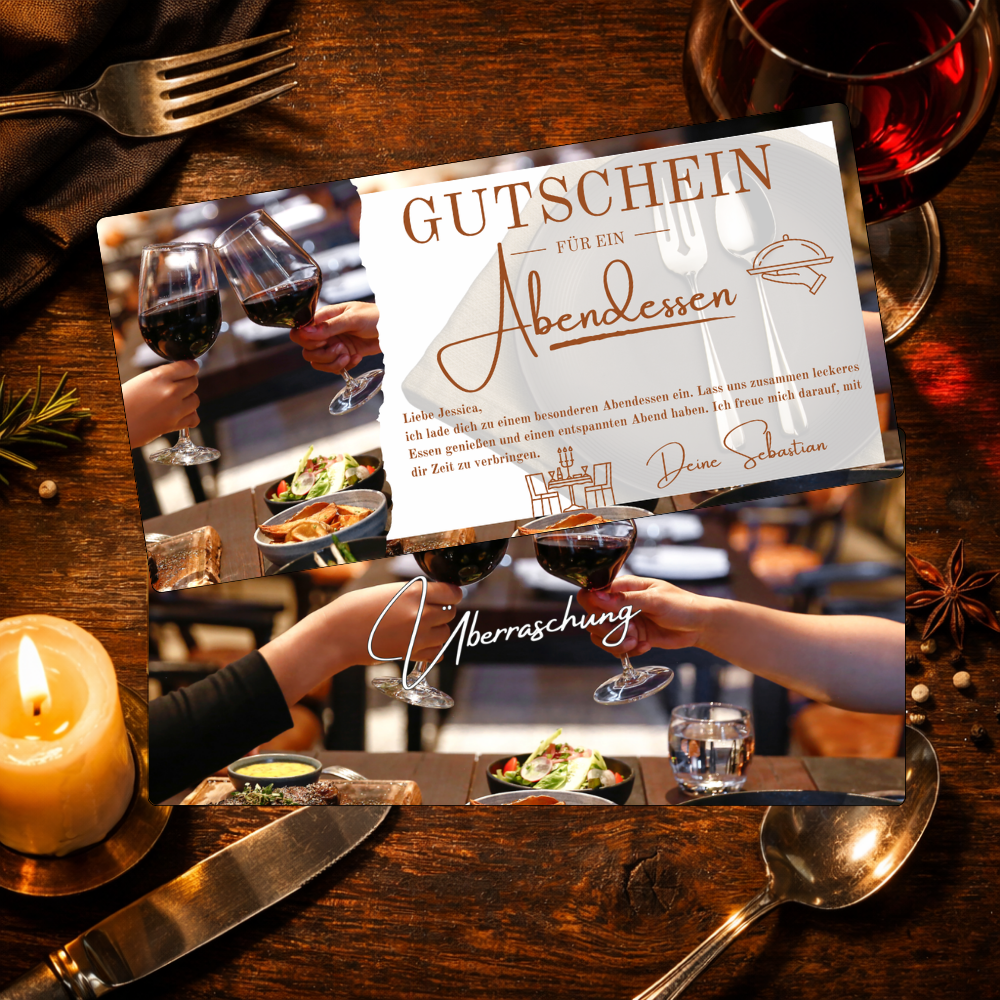 Eleganter Geschenkgutschein für ein Abendessen im Restaurant, dekorativ auf einem Holztisch mit Kerze und Weinglas angerichtet – digitaler Essen & Trinken Gutschein von eCARD4you