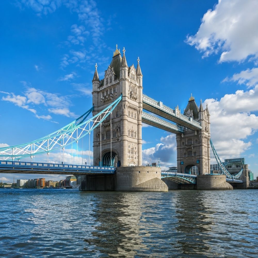 Londoner Tower Bridge im Tageslicht über der Themse – Motiv für einen Städtetrip Gutschein nach London 