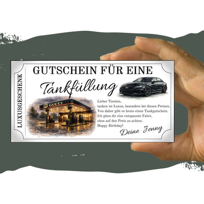 Hand hält einen Tankgutschein für eine Tankfüllung von Gucci, Luxusgeschenk für Männer, druckbar.