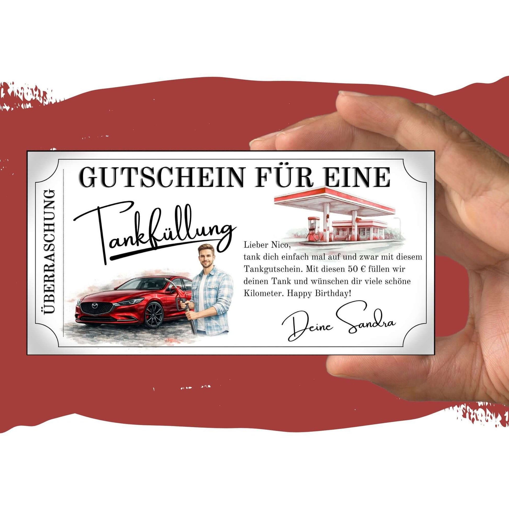 Tankgutschein als Überraschung für Männer, roter Mazda und Geschenkgutschein für eine Tankfüllung.