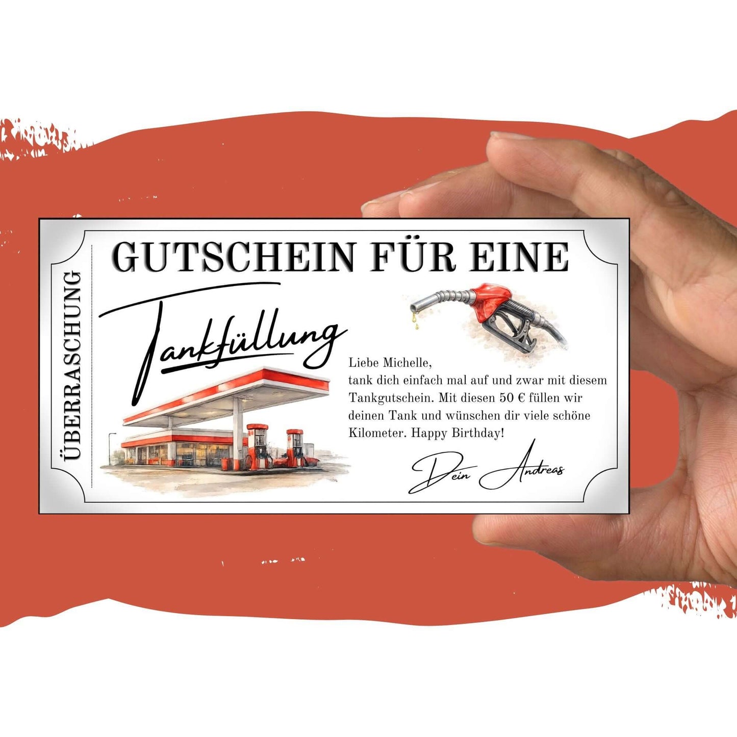 Digitaler Tankgutschein rot – Gutschein für eine Tankfüllung in der Hand gehalten, ideal zum Verschenken.