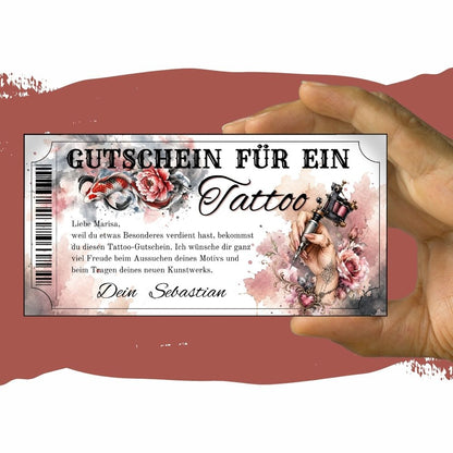 Tattoo Gutschein mit femininer Hand und Rosegold-Nägeln haelt Tattoo-Maschine