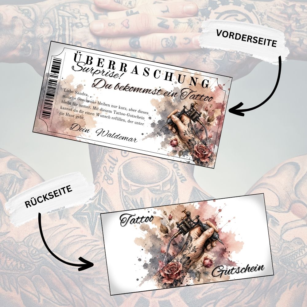 Tattoo Gutschein mit taetowierter Hand und Tattoo-Maschine auf beigem Hintergrund