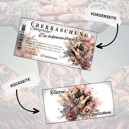 Tattoo Gutschein mit taetowierter Hand und Tattoo-Maschine auf beigem Hintergrund